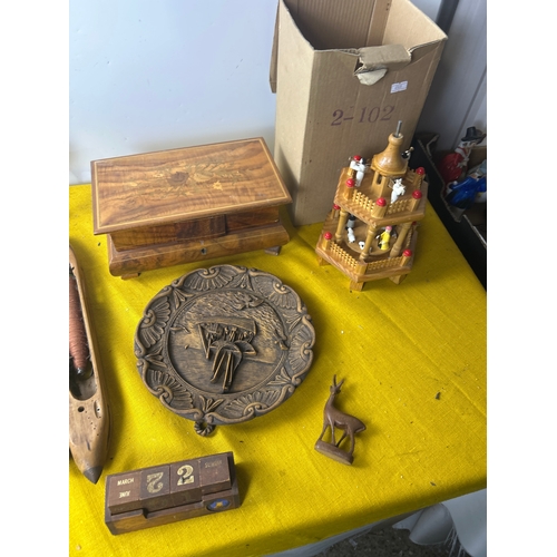 75 - Wooden lot inc jewellery box, carved horn, day date calendar and more