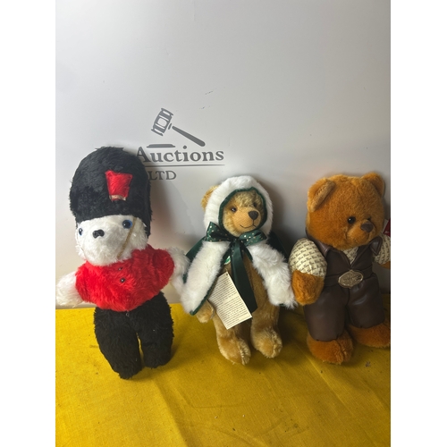 103 - The wonderland bear, Elvis sings teddy bear and queens guard bear