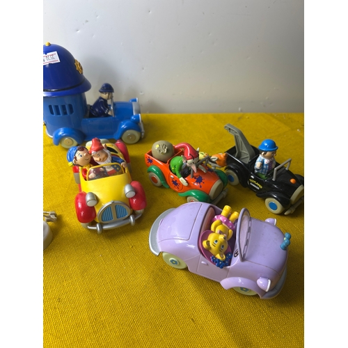 31 - 5x Noddy cars and petrol pump in good condition