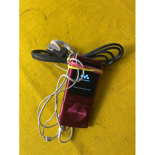 34 - Sony Walkman media player - NWZ-E453 with leads - working