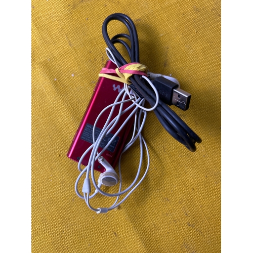 34 - Sony Walkman media player - NWZ-E453 with leads - working