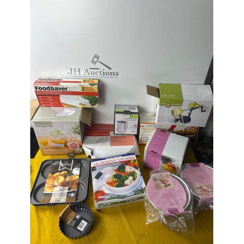 59 - Mainly unused kitchenalia inc milk frothing jug, roasting tins, citrus juicer and more