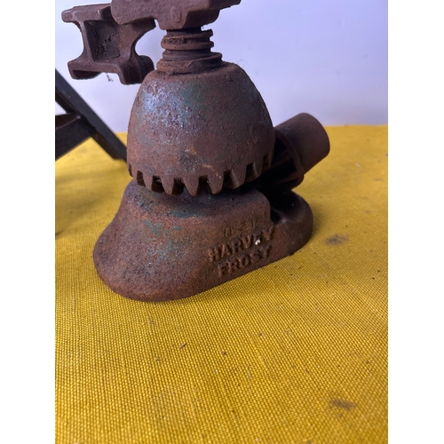 43 - Harvey frost jack and pair of 1500kg axel stands