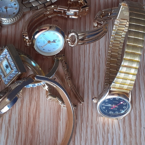 30 - Watch bundle. Gold metal colour straps. Mostly need batteries - some spares/repairs