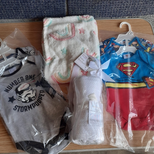 10 - Boys baby bundle. New, blankets, superman 0-3mths and Star Wars 6-12mths