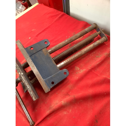43 - Vintage Paramo No. 51 woodworking bench vice - runs freely