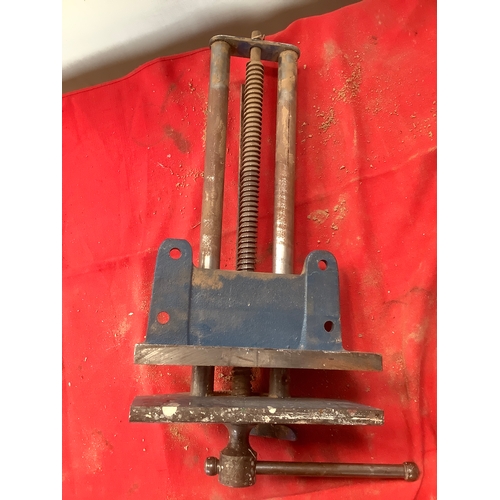 43 - Vintage Paramo No. 51 woodworking bench vice - runs freely