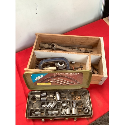 46 - Tray of tools with contents and part socket set