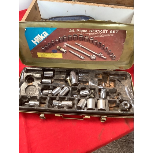 46 - Tray of tools with contents and part socket set