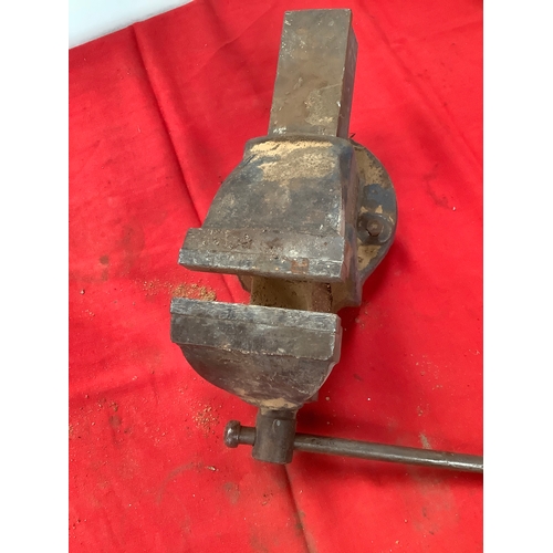 47 - Vintage Record No.5 bench vice - runs freely