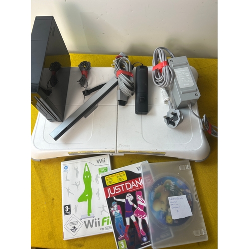56 - Black Nintendo Wii with leads and games - working