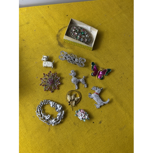 251 - Selection of costume brooches inc dog themed
