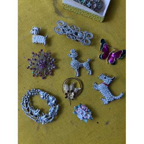 251 - Selection of costume brooches inc dog themed