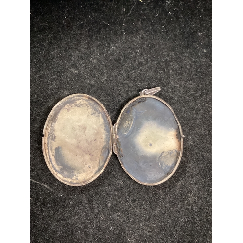 Large sterling silver Locket with engraved front 9.37g
