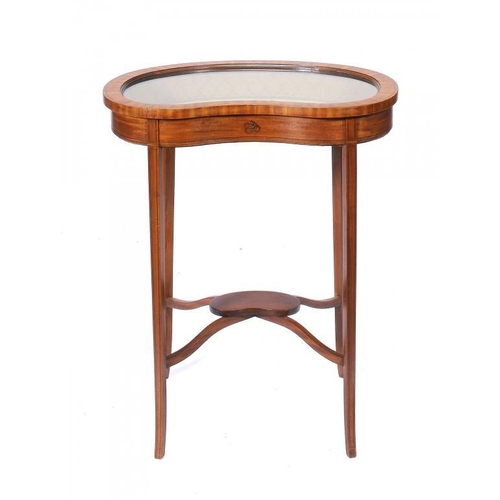 1382P - AN EDWARD VII SATINWOOD KIDNEY SHAPED DISPLAY TABLE, C1905 with chain stringing, 72cm h; 41 (at narr... 