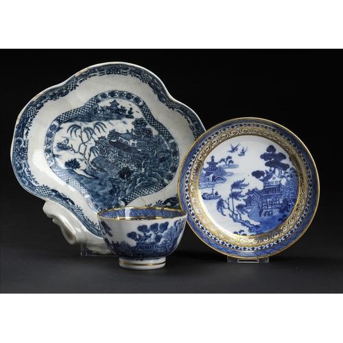 79 - A CAUGHLEY BLUE AND WHITE SHELL SHAPED DESSERT DISH AND A MATCHING CHINESE TEA BOWL AND A SAUCER GIL... 