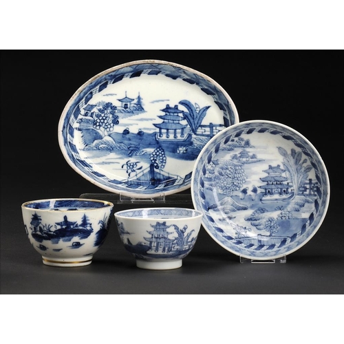 81 - A CAUGHLEY BLUE AND WHITE TEA BOWL, A MATCHING CAUGHLEY OVAL TEAPOT STAND AND A MATCHING CHINESE TEA... 