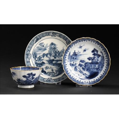 85 - A CAUGHLEY BLUE AND WHITE 'CRINKLED' SAUCER AND A MATCHING   CHINESE TEA BOWL AND SAUCER, C1797-99  ... 