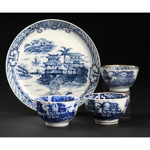 86 - A RARE CAUGHLEY BLUE AND WHITE  'CRINKLED' SAUCER DISH, TWO MATCHING TEA BOWLS AND A MATCHING CHINES... 