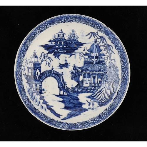 95 - A CALCUT BLUE AND WHITE SAUCER DISH, C1794-96  printed with the Round Arched Bridge pattern, 18.5cm ... 