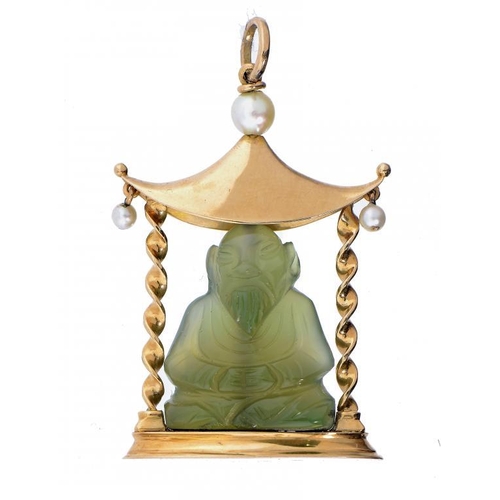 471 - A CHINOISERIE CARVED JADE, GOLD AND PEARL PAGOD PENDANT  indistinct control mark and 750, 18g... 