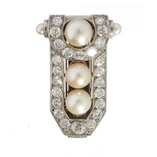 69 - A FRENCH ART DECO NATURAL PEARL AND DIAMOND CLIP in white gold, 28mm, tete d'aigle control mark, 10.... 