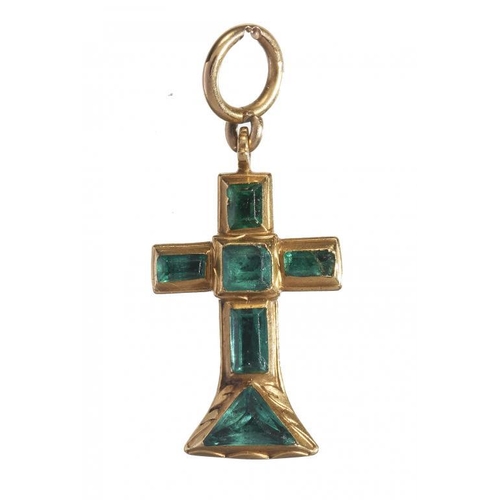 71 - AN EMERALD CROSS, LATE 17TH C in gold, the emeralds Colombian, the reverse foliate engraved, 28mm, u... 