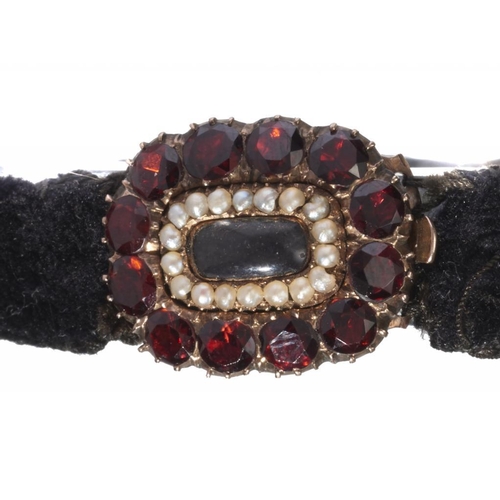 75 - A GARNET AND SPLIT PEARL MOURNING SLIDE, EARLY 19TH C in gold, 18 x 14mm, 5.4g