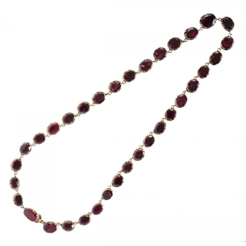 84 - A GEORGIAN GARNET NECKLACE in gold, 34cm, unmarked, 20.4g