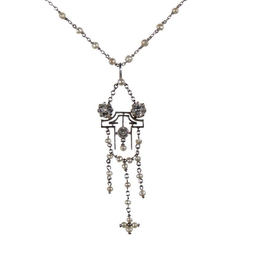 87 - A BELLE EPOQUE DIAMOND AND PEARL SWAG PENDANT in platinum, integral platinum necklet with seed pearl... 