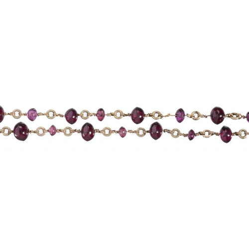 89 - A GARNET GUARD AND GOLD CHAIN 144cm, marked 9ct, 42g