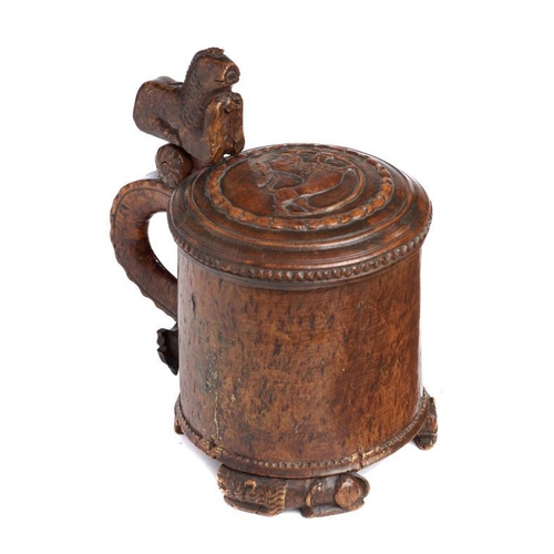 905 - A NORWEGIAN CARVED BURR BIRCH PEG TANKARD, 18TH C  the lid with carved royal lion roundel, 18cm h ex... 