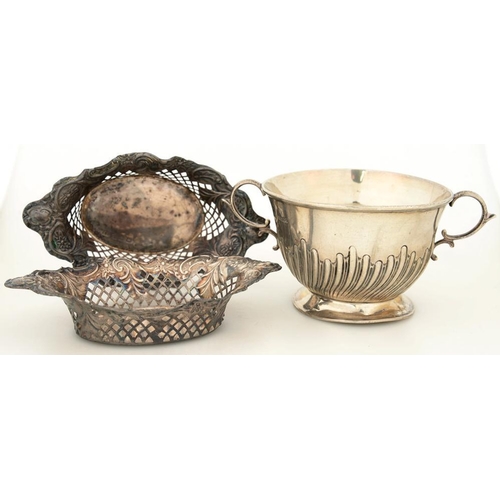 112 - A VICTORIAN SILVER PORRINGER, 16.5 CM W, SHEFFIELD 1887 AND A PAIR OF VICTORIAN PIERCED SILVER DISHE... 