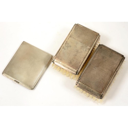 113 - AN ELIZABETH II SILVER CIGARETTE CASE, 10 CM W, BIRMINGHAM 1957 AND TWO ELIZABETH II SILVER BRUSHES,... 