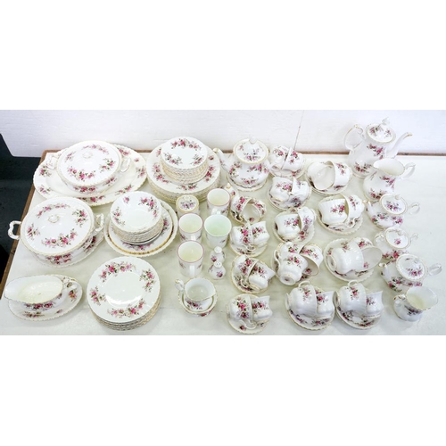 152 - AN EXTENSIVE ROYAL ALBERT LAVENDER ROSE PATTERN DINNER SERVICE