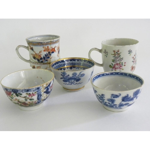 197 - A CHINESE IMARI COFFEE CUP, A FAMILLE ROSE COFFEE CUP AND THREE BLUE AND WHITE TEA BOWLS, ONE WITH C... 