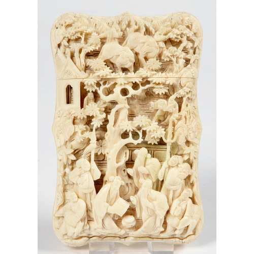 261 - A CHINESE EXPORT IVORY CARD CASE AND COVER, THE DOMED FRONT TYPICALLY CARVED IN HIGH RELIEF WITH FIG... 