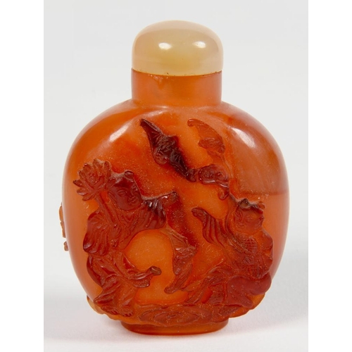 263 - A CHINESE HARDSTONE SNUFF BOTTLE OF AGATE, CARVED WITH TWO FIGURES AND LOTUS, STOPPER, 6.5CM H... 