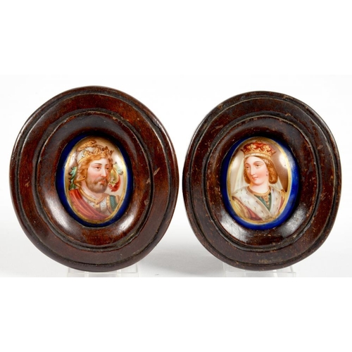 266 - A PAIR OF CONTINENTAL OVAL MINIATURE CONVEX PORCELAIN PLAQUES, PAINTED WITH PORTRAITS OF A KING OR Q... 