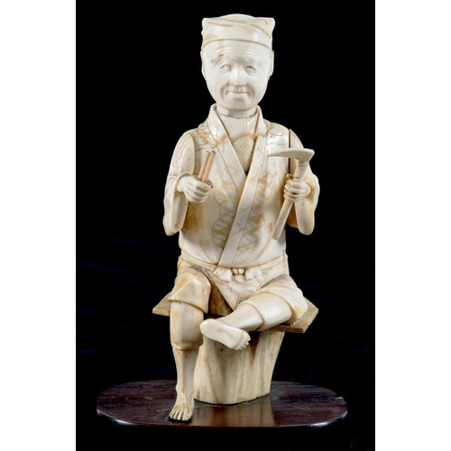 281 - A JAPANESE IVORY OKIMONO OF A SEATED MAN, WOOD BASE, 16CM H, MEIJI PERIOD 