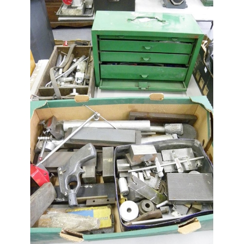 388 - MISCELLANEOUS METAL WORKING TOOLS, INCLUDING AN F.L.L. ENOX GREEN PAINTED THREE DRAWER TOOL CHEST, T... 