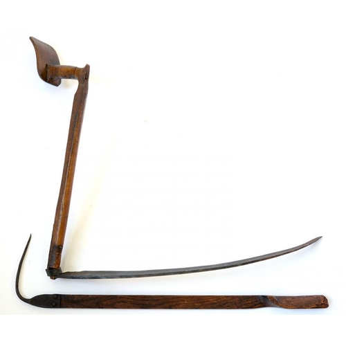 390 - RURAL BYGONES. A 19TH C HAINAULT SCYTHE, WITH SHAPED FRUITWOOD HANDLE AND A WOOD HANDLED HOOK