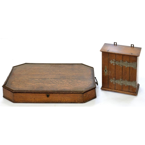 403 - AN EDWARDIAN OAK SMOKER'S CABINET, 29CM W AND AN OAK CUTLERY BOX OF OCTAGONAL SHAPE 