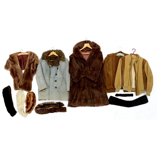 406 - VARIOUS LADY'S COATS, TO INCLUDE A WOOL LINED COAT, FUR COAT AND FUR STOLE, ETC