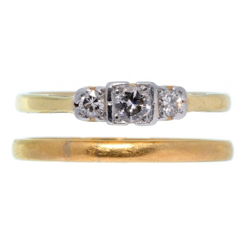 79 - A DIAMOND THREE STONE RING IN GOLD, 1.5G AND A 22CT GOLD WEDDING RING, 1.5G