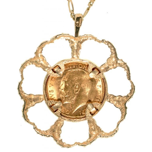 91 - GOLD COIN. HALF SOVEREIGN 1913, MOUNTED IN A 9CT GOLD OPENWORK ROSE SHAPED PENDANT, ON 9CT GOLD NECK... 