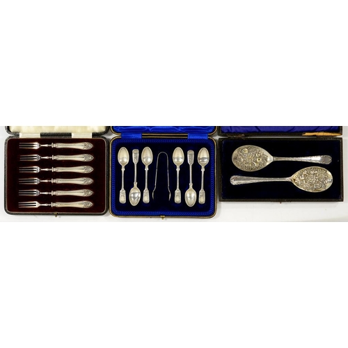 112 - A SET OF SIX EDWARD VII SILVER COFFEE SPOONS AND A PAIR OF SUGAR BOWS, SHEFFIELD 1909, CASED, 3OZS 1... 