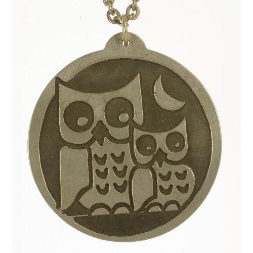 17 - A JORGEN JENSEN PEWTER OWLS PENDANT, MAKER'S MARKS AND 76, C1970