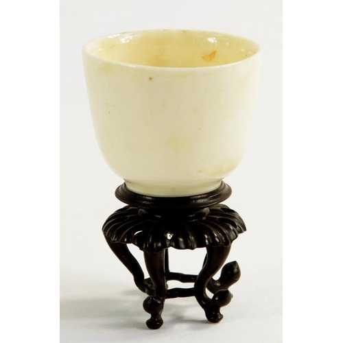 175 - A CHINESE BLANC DE CHINE WINE CUP, 4.5CM H, WOOD STAND, FITTED SILK COVERED BOX