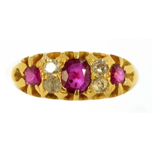 20 - A VICTORIAN RUBY AND DIAMOND RING IN 18CT GOLD, BIRMINGHAM 1899, 4.1G